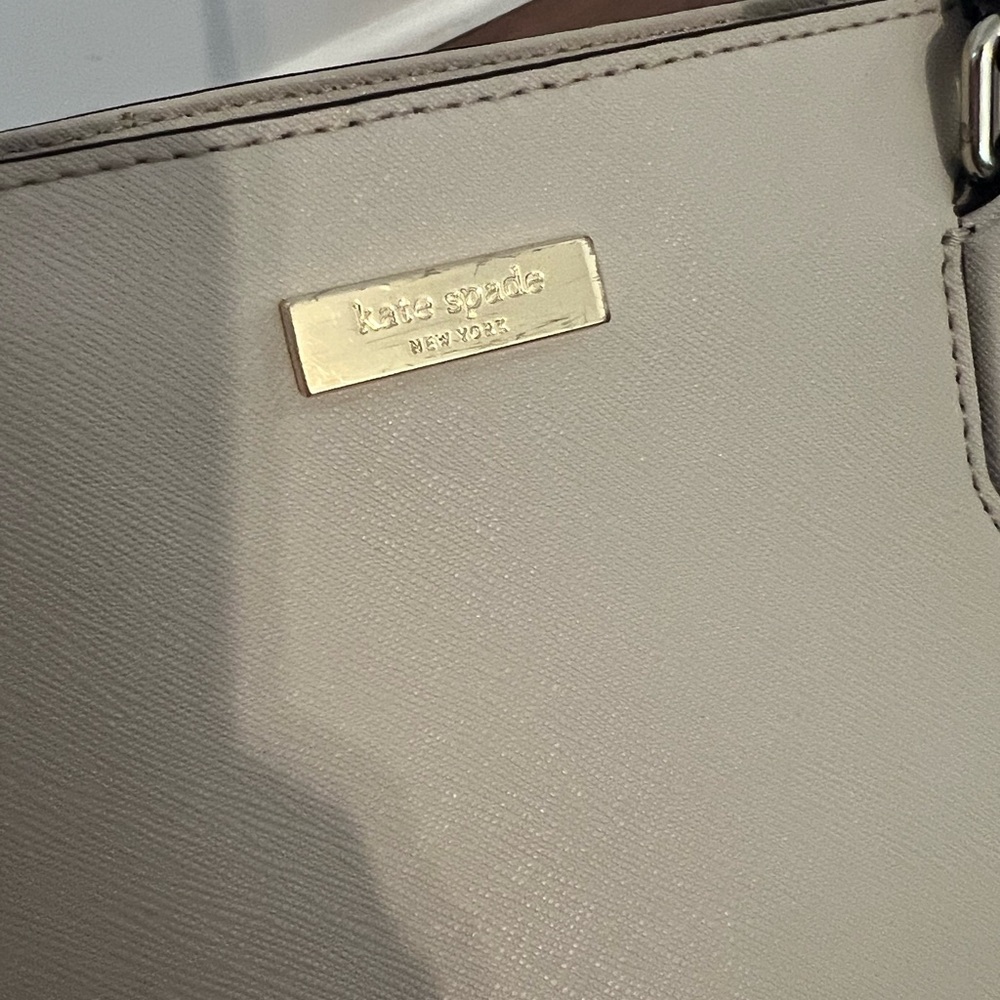 Kate Spade Elegant Cream Tote Bag perfect for spring - Picture 2 of 12